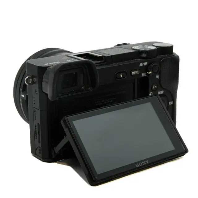 BRUKT Sony A6300 m/16-50mm f/3.5-5.6 Tilstand: 3 | eksp. 