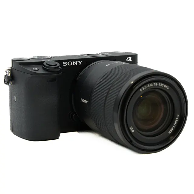 BRUKT Sony A6400 m/18-135mm f/3.5-5.6 Tilstand: 1 |141 eksp. 
