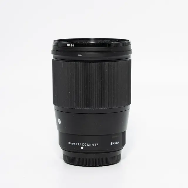 BRUKT Sigma 16mm f/1.4 DC DN C Fuji X Tilstand: 2 | Fujifilm X 