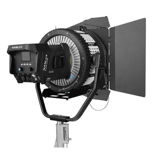 Nanlux Evoke 1200B Spot Light Kit Med FL-35YK Fresnel Lens og Flight Case 