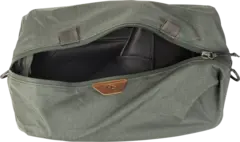 Peak Design Shoe Pouch Sage Sko pose. Gr&#229;/gr&#248;nn