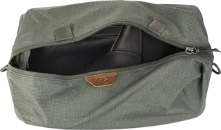 Peak Design Shoe Pouch Sage Sko pose. Gr&#229;/gr&#248;nn