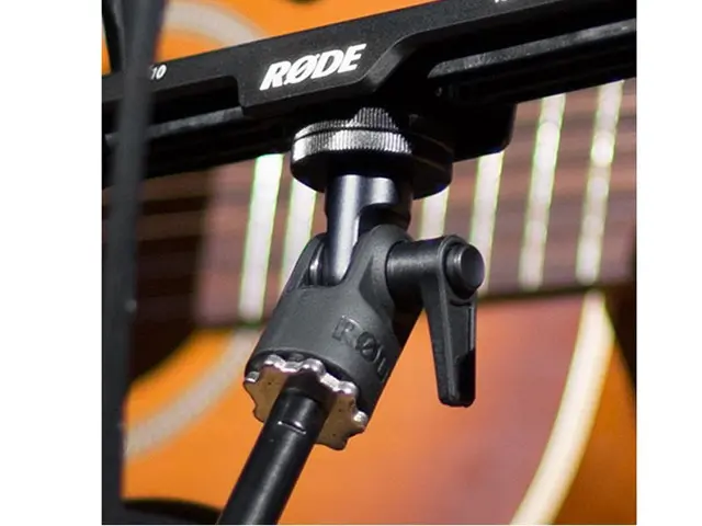 Røde Pivot Adapter 1/4"-5/8" En 5/8” til 3/8” adapter medfølger 
