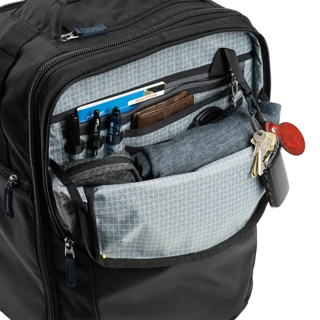 Think Tank Airport Commuter Backpack 31L. Black 