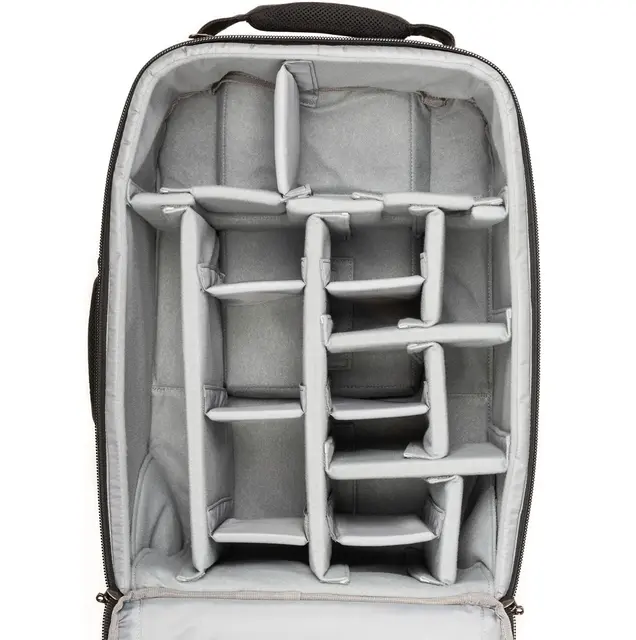 Think Tank Airport Advantage XT Black Cabinvennlig trillekoffert. Lettvekt 3,4 