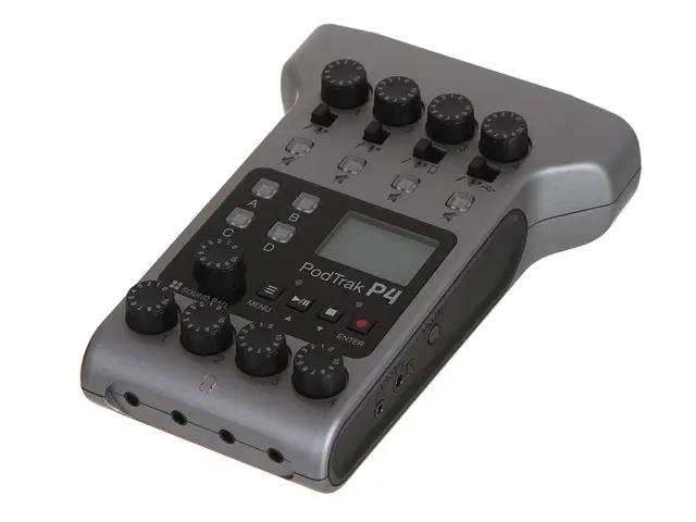 Zoom PodTrak P4 + Zoom ZDM-1 Podcast Mic Opptaker, Headset, bordstativ, hette 