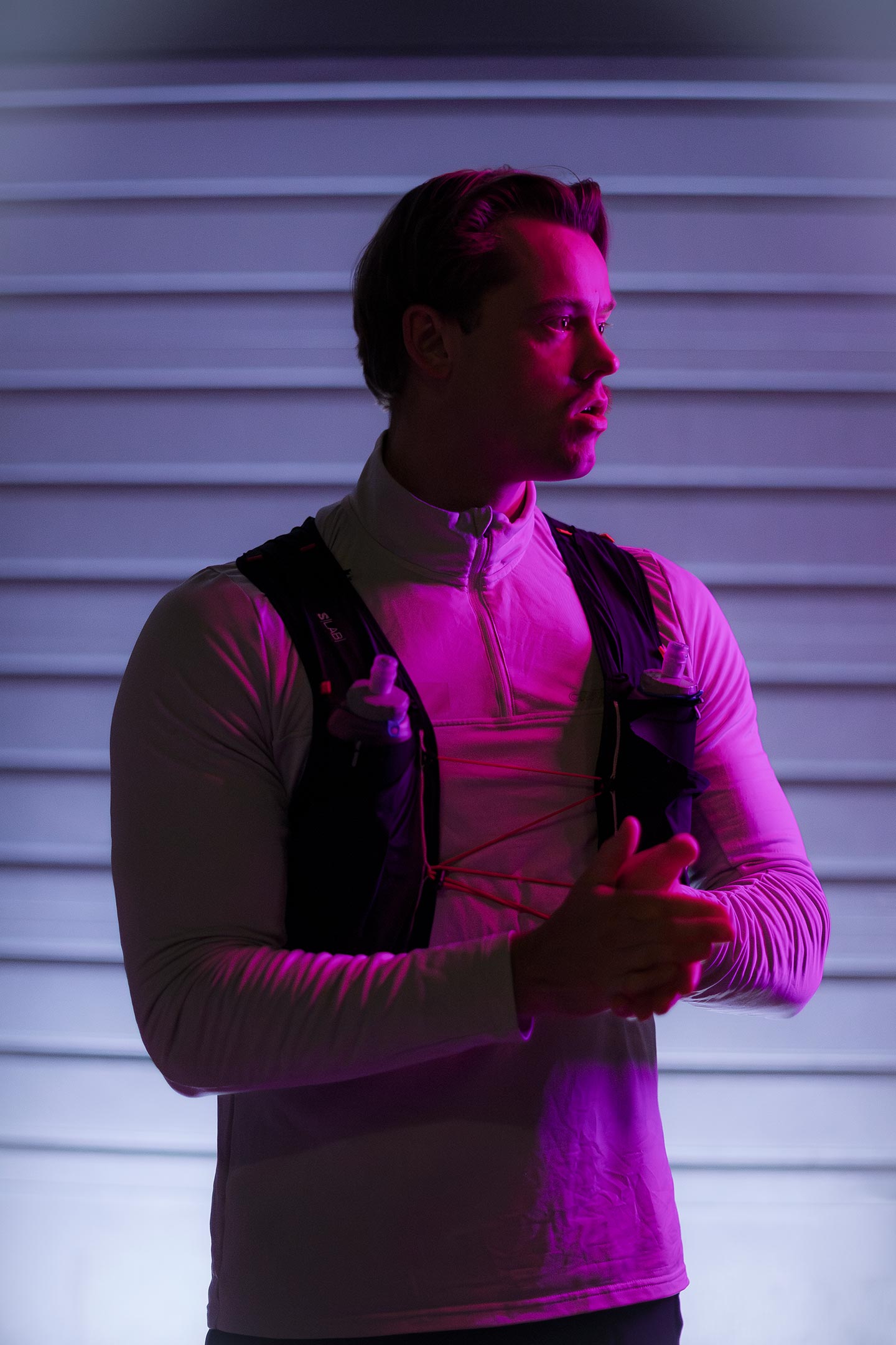 Reklamefoto av løper i bevegelse, fotografert i mørke omgivelser