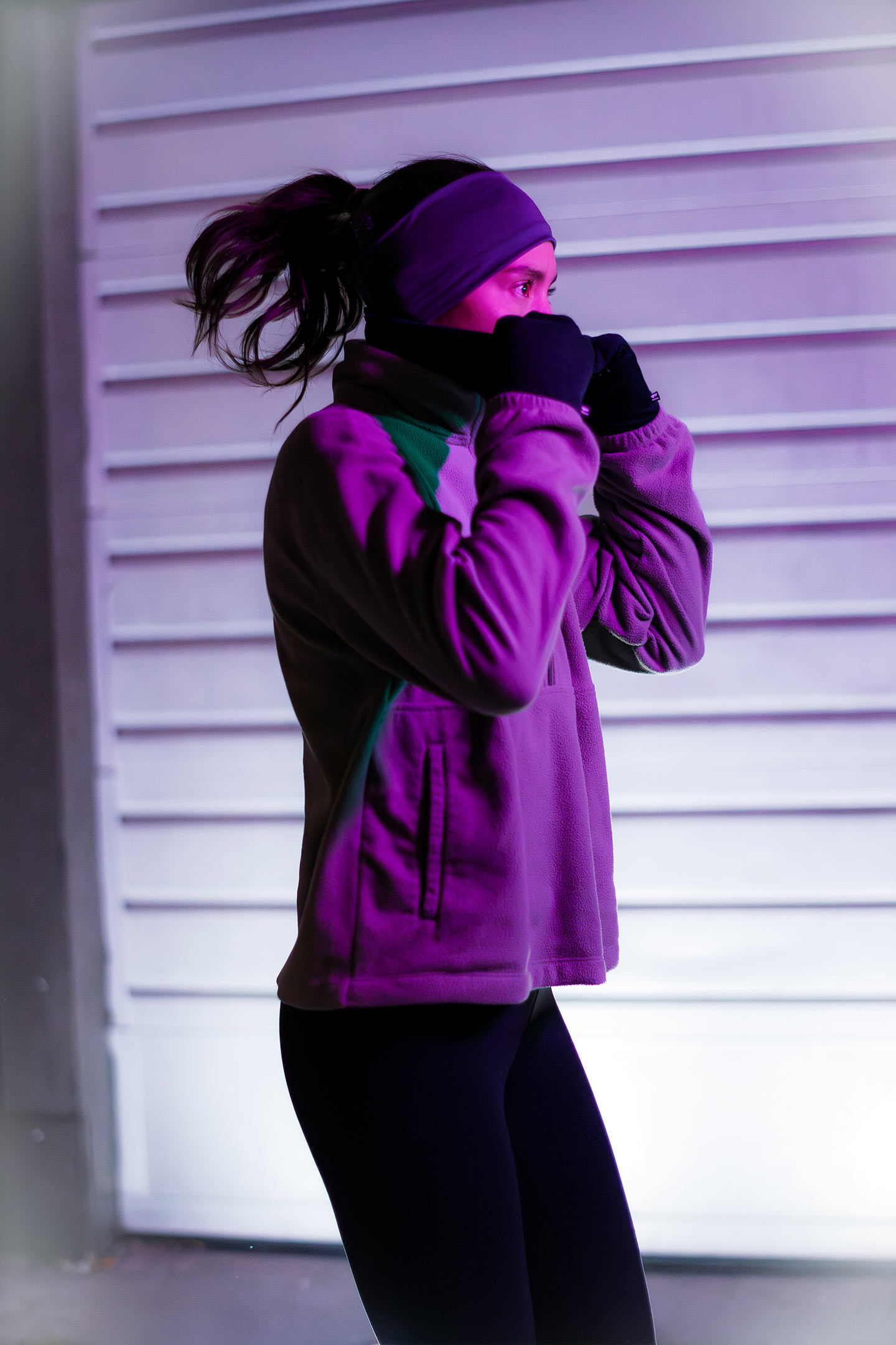 Utendørs actionfoto i mørke forhold fotografert med Canon EOS R50 V