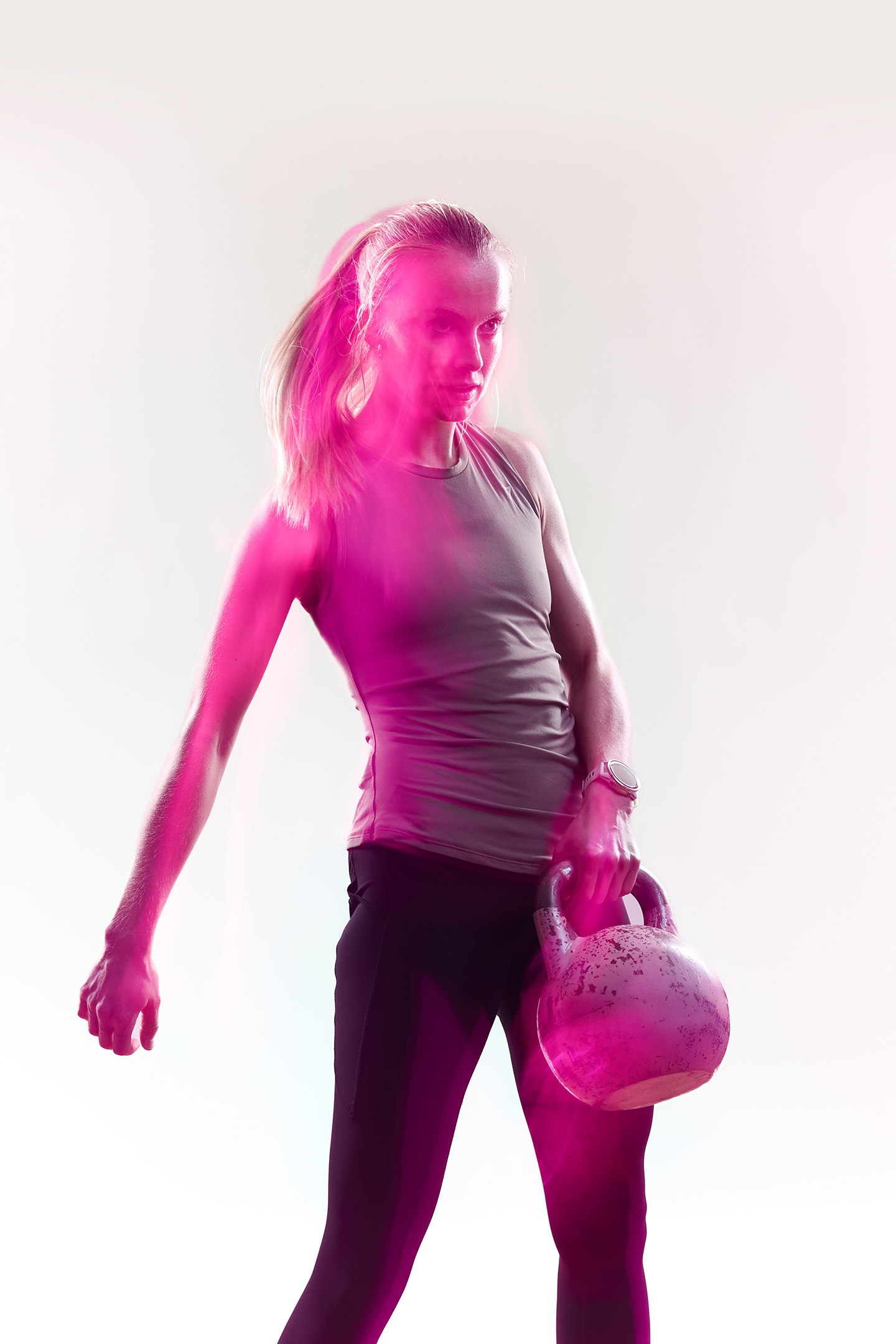 Dynamisk studiofoto for Pace med lang lukkertid og blits, fotografert med Canon EOS R50 V