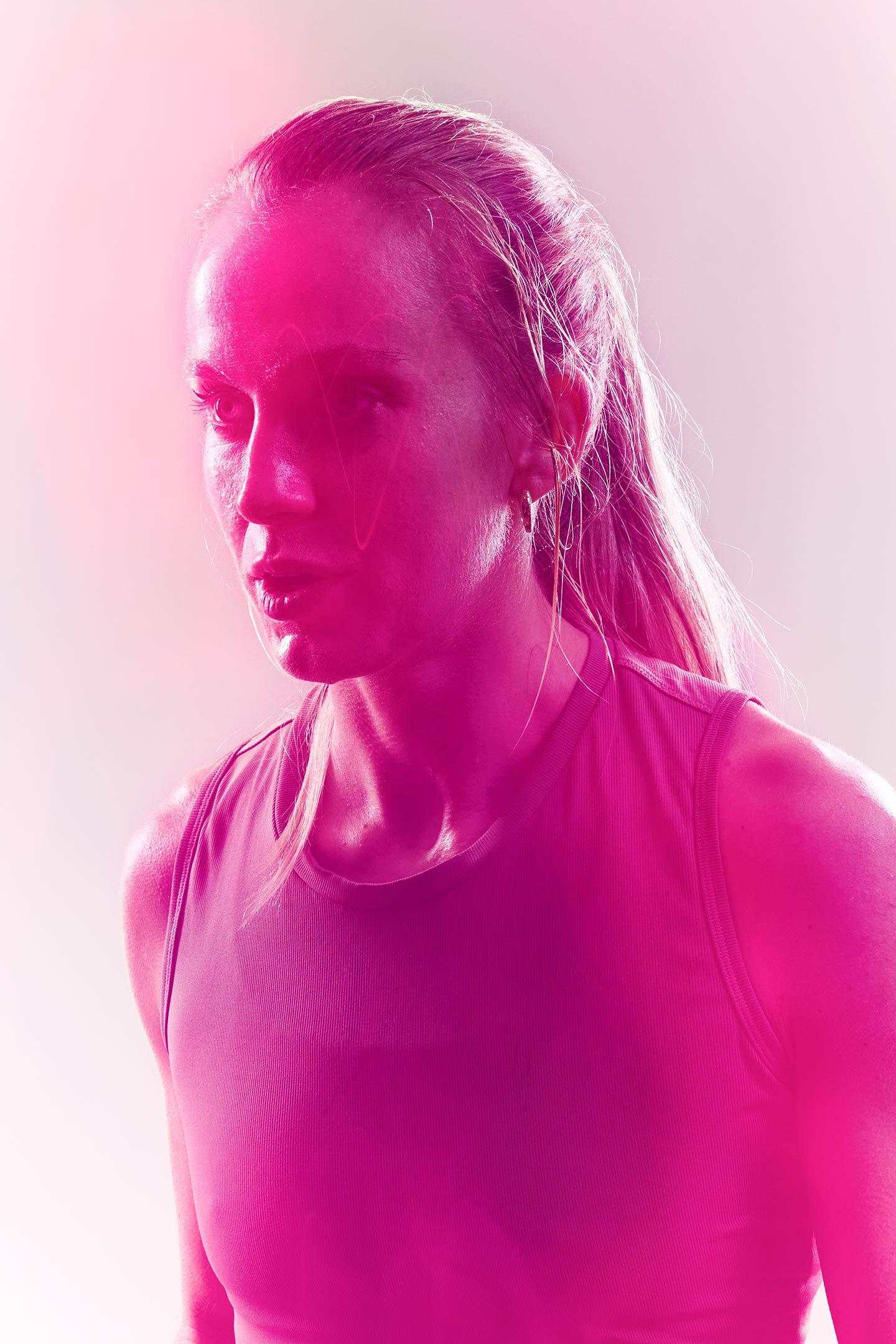 Kommersielt studiofoto med kontrollert bevegelsesuskarphet og blits