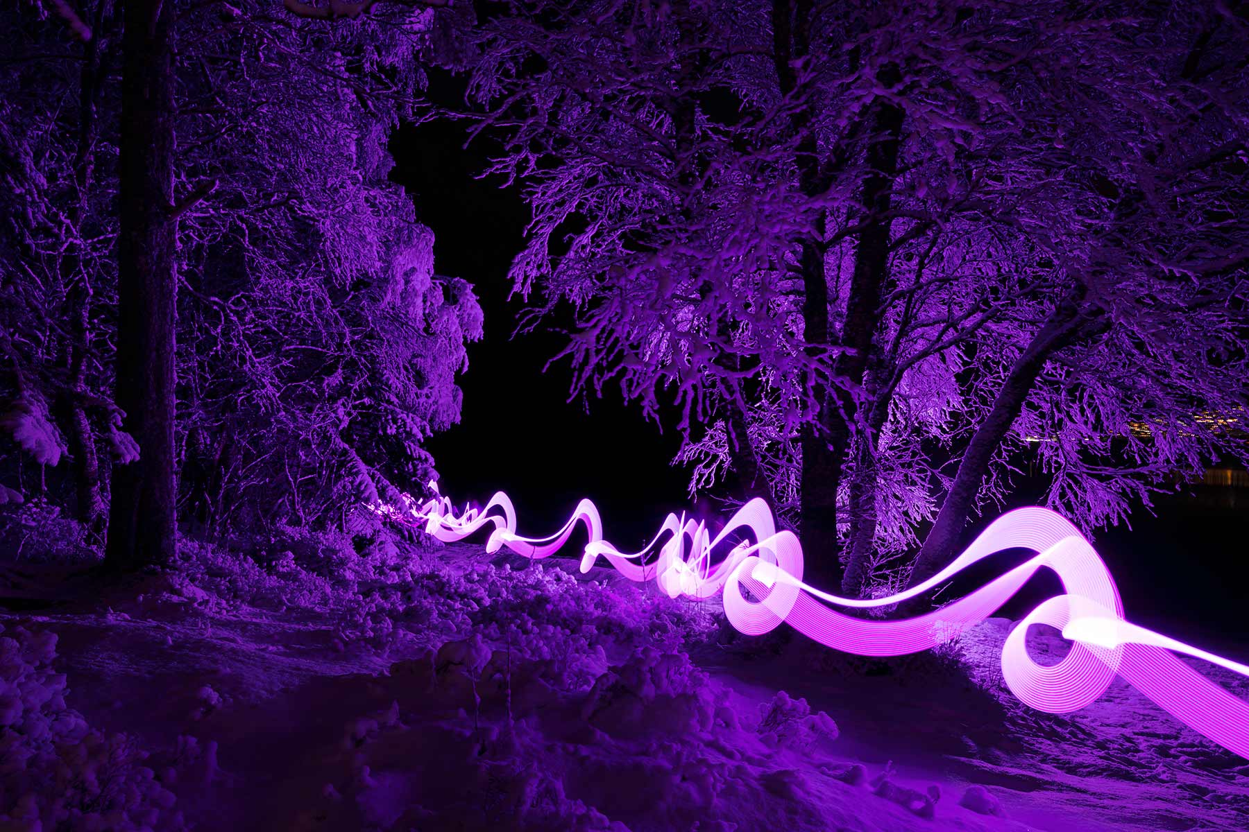 Bevegelsesfoto med lysstriper og blits