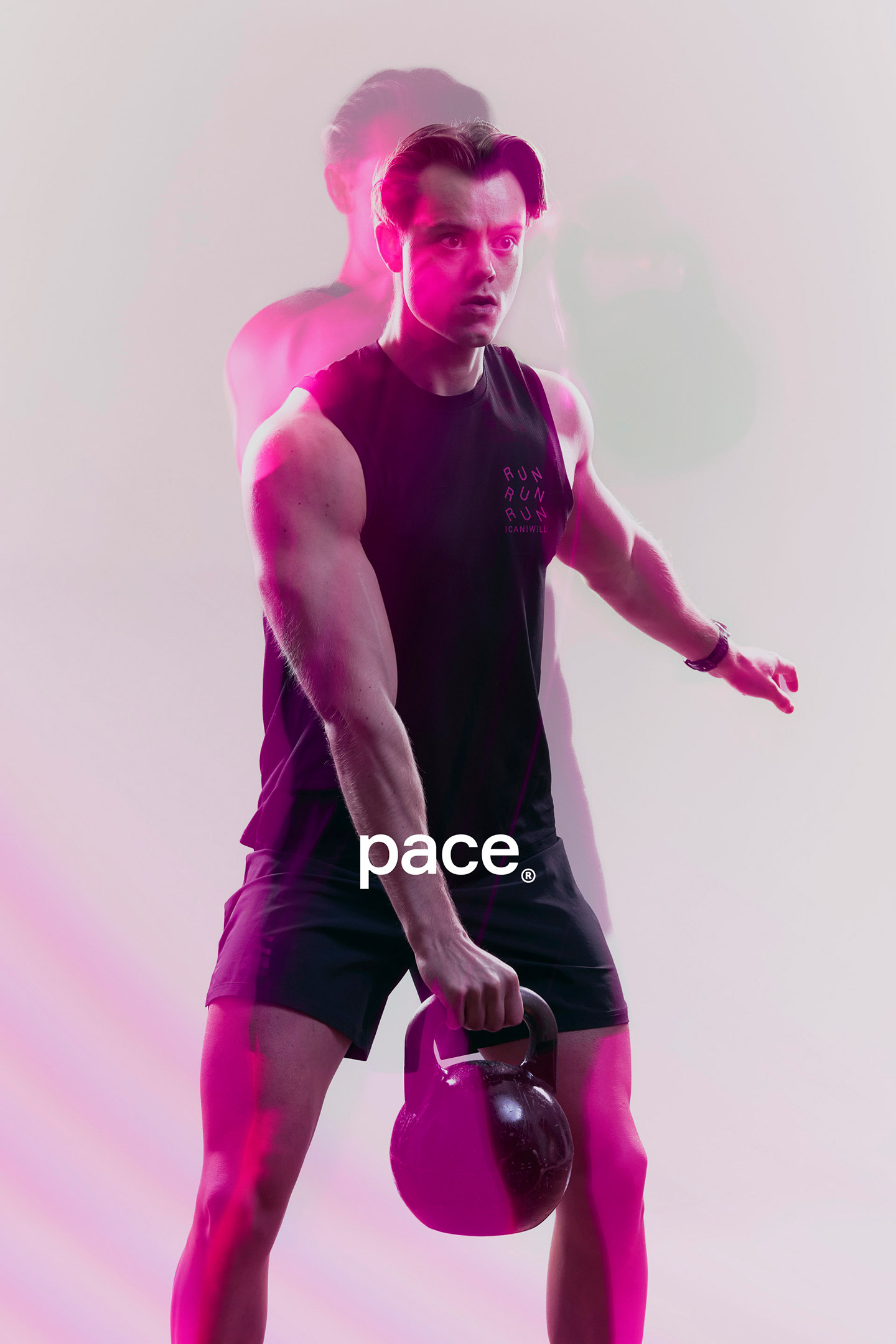 Reklamefoto for Pace med løper i bevegelse, skapt med lang lukkertid og blits i studio
