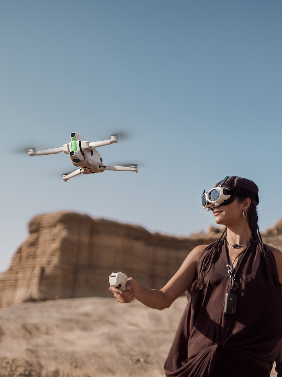 Person som flyr Anti Gravity A1 drone med bevegelseskontroller