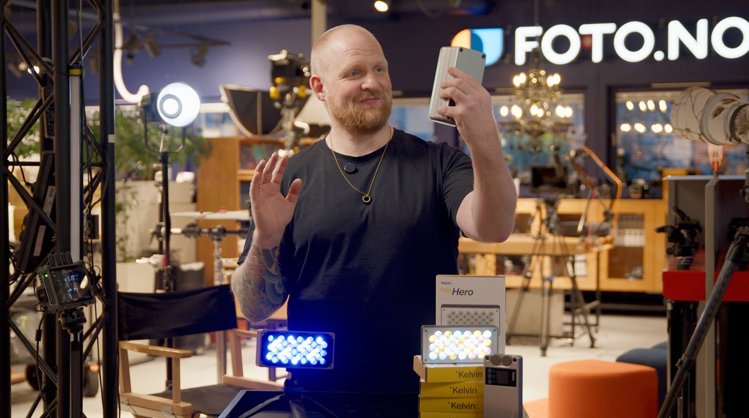 Carl-Magnus Omum fra Heisjef AS er imponert over LED-lyset fra norske Kelvin